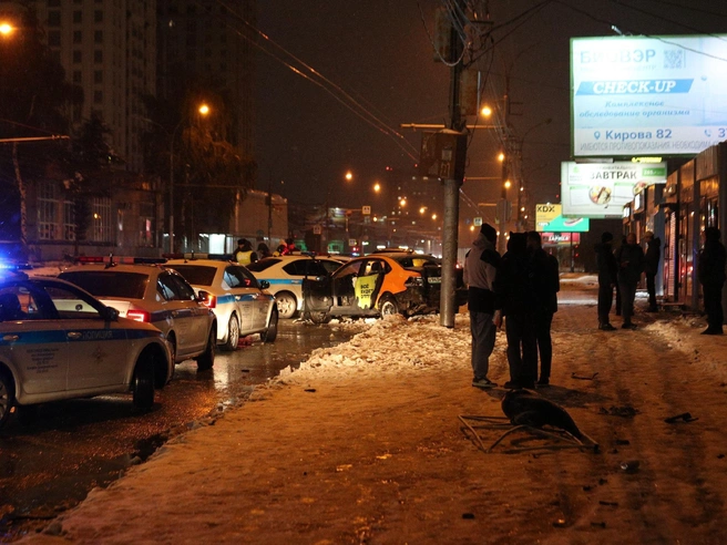 На месте происшествия собралось множество зрителей | Источник: Андрей Бортко / NGS.RU