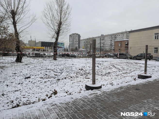 Пока территорию огородили сеткой и сигнальной лентой | Источник: Никита Шайхутдинов / NGS24.RU