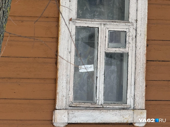 Местные жители даже били окна Мохову, но теперь он никого не интересует | Источник: Сергей Петунин / YA62.RU