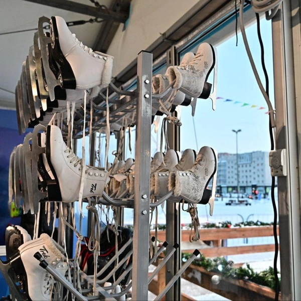 Есть и взрослые, и детские коньки | Источник: Василина Любимова / 59.RU