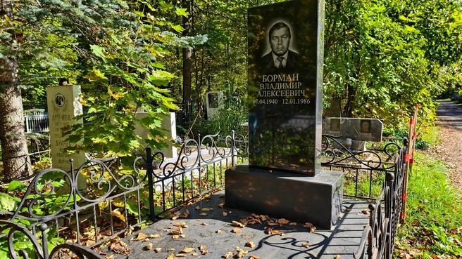 Памятник именитого тренера на Южном кладбище Уфы&nbsp;— без лишней помпезности | Источник: Булат Салихов / UFA1.RU