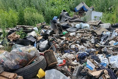 В Михайловском округе на сельхозземлях нашли свалку с шинами и мебелью