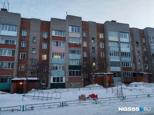Пожар произошел в этом доме | Источник: Екатерина Шрайнер / NGS55.RU