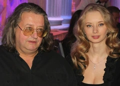 «Совести у нее нет, так издеваться над стариком в постели»: блогер Лена Миро осудила жену Александра Градского