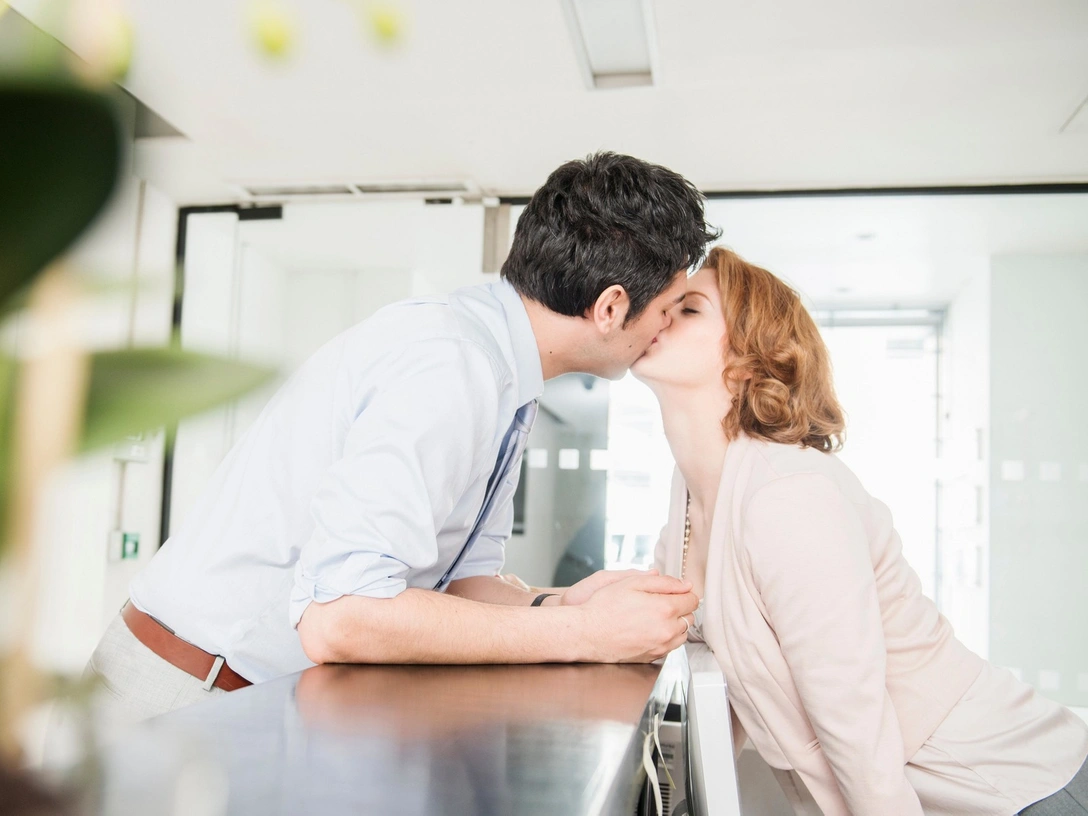 Подумайте дважды: 5 самых неприятных последствий служебного романа | marieclaire.ru