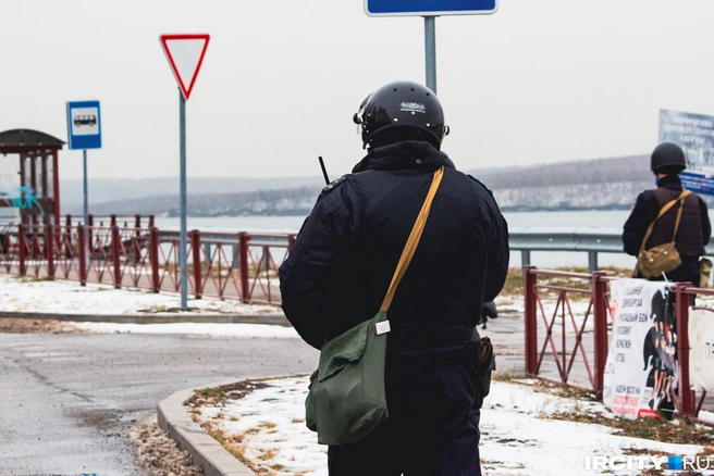 В этих сумках у полицейских — противогазы. Они должны быть готовы к любым ситуациям | Источник: Алина Ринчино / «ИрСити»