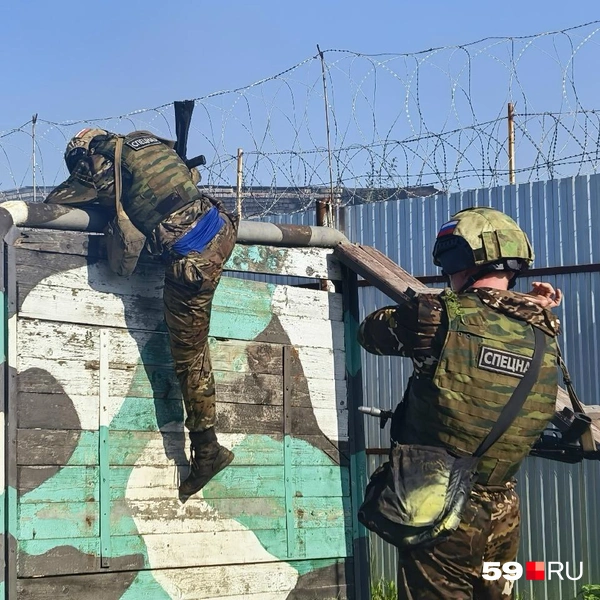Спецназовцам нужно преодолеть сразу несколько таких барьеров. Снимать действующих служащих можно только со спины, их лица запрещено публиковать | Источник: Вероника Свизева / 59.RU