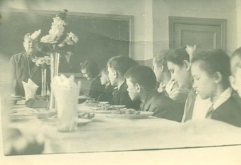 Ученики на классном чаепитии в школе № 16 в 1961 году | Источник: Музей-заповедник «Красная горка»