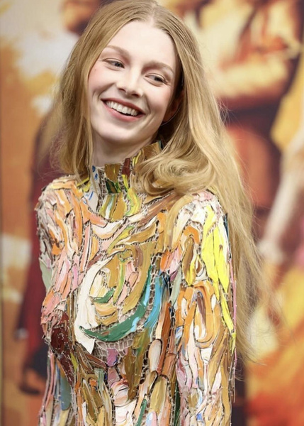 Актриса-трансгендер Хантер Шафер в платье-иллюзии на премьере новых «Голодных игр»