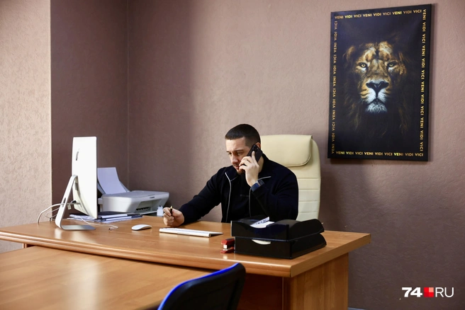 Игорь Якимов всегда в поиске убитых квартир. Чем страшнее&nbsp;— тем интереснее | Источник: Михаил Шилкин