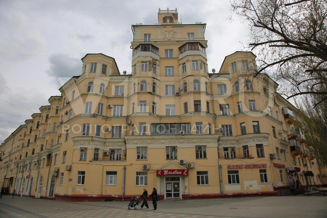 Жильцы сталинской высотки на улице Дзержинского записали коллективное обращение к Александру Бастрыкину | Источник: Константин Завриков / V1.RU