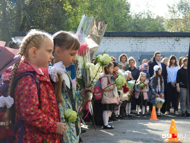 Кажется, первоклашки еще не до конца проснулись | Источник: Кирилл Хавизов / 59.RU