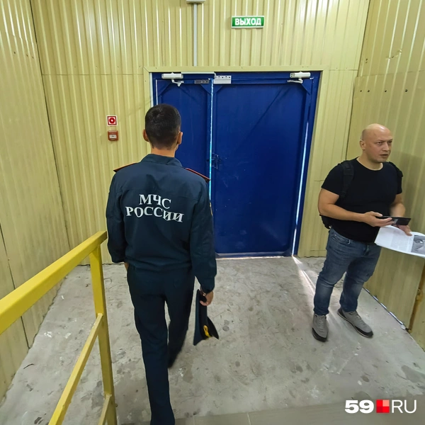 Члены комиссии изучали, как в «БМ» исправили недочеты: например, увеличили высоту ступеней или ширину эвакуационных выходов | Источник: Василина Любимова / 59.RU