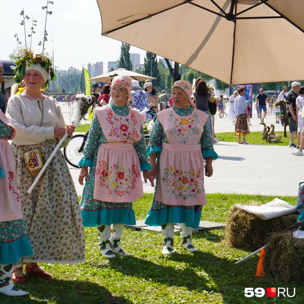 Артисты охотно рассказывают о своих костюмах и своих традициях | Источник: Репсиме Зурнаджян / 59.RU