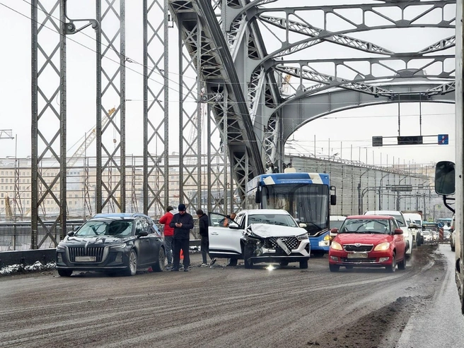 Авария на Большеохтинском мосту парализовала движение | Источник: читатель «Фонтанки» Руслан