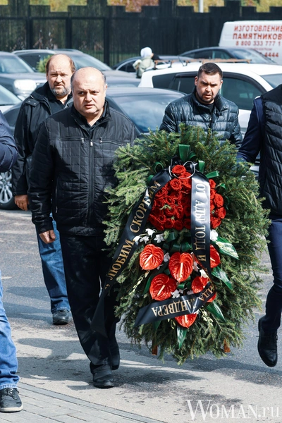 Матери Юдашкина стало плохо у гроба, его супруга почернела от горя, а поклонники проводили аплодисментами: в Москве простились с модельером