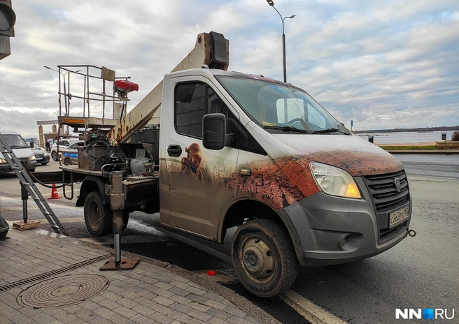 Автомобиль с космонавтом и марсианскими ландшафтами на Нижне-Волжской набережной | Источник: Наталья Бурухина / NN.RU