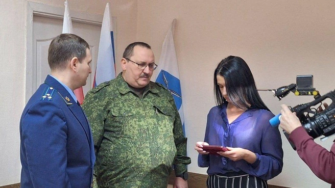 Дочери погибшего участника СВО вручили «Орден Мужества» отца посмертно | Источник: «Саратов24» / тг-канал