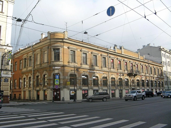 Так выглядел дом в 2018 году — с «Евразией» на первом этаже | Источник: Екатерина Борисова, Wikipedia.org