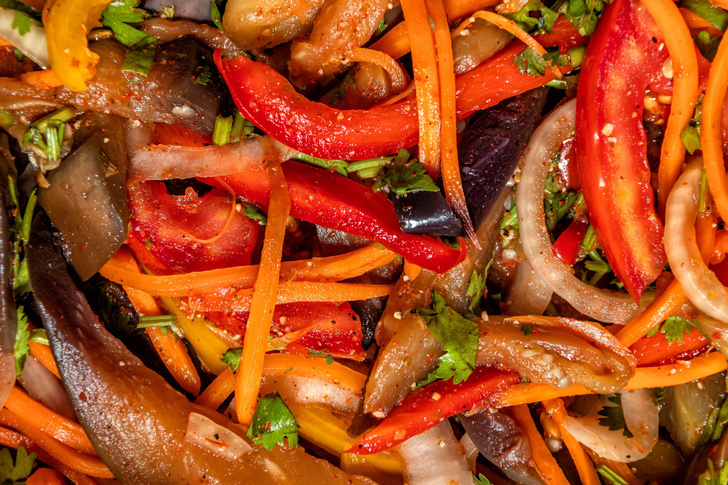 Перец, зелень, баклажан: как приготовить идеальный салат к шашлыку?