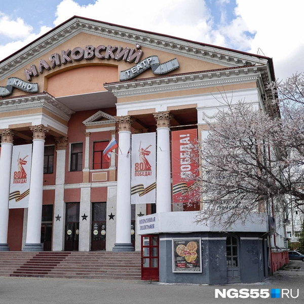 Абрикос&nbsp;— главная достопримечательность возле кинотеатра сейчас | Источник: Евгений Софийчук / NGS55.RU