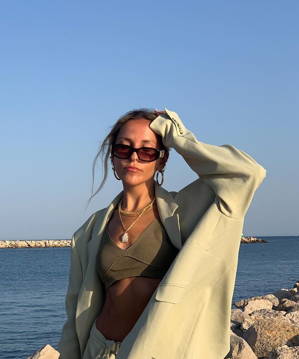 Стилист София Коэльо показывает, с чем носить модный в этом сезоне трикотажный топ