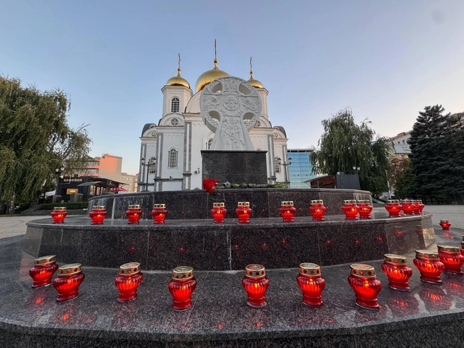 К вечеру 24 августа свечи и цветы принесли сами чиновники и кадеты | Источник: Krd.ru