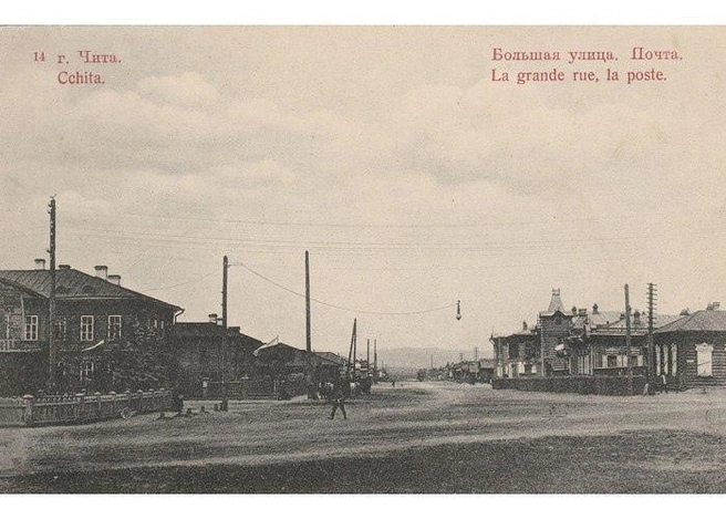 Улица Большая (Ленина) в начале ХХ века. Вид на северо-запад с Новособорной площади (позже — имени Ленина). Слева — здание почтамта, справа — Полутовский квартал | Источник: «Чита — фото из прошлого» / VK