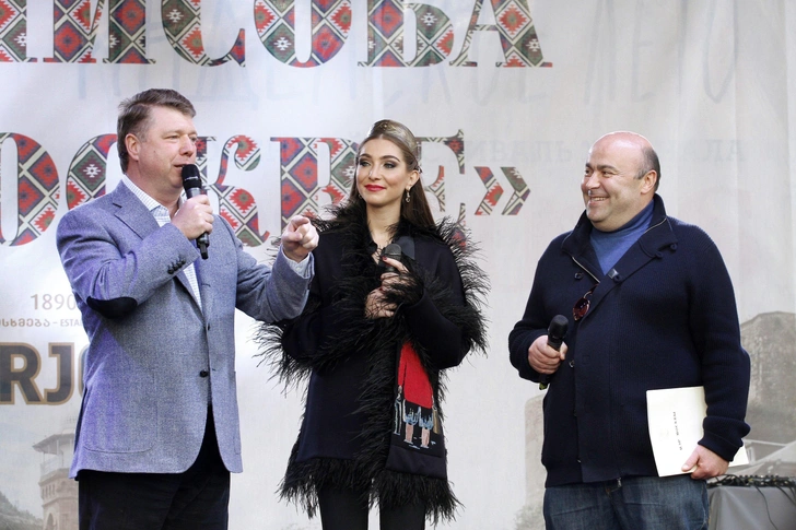 Михаил Хубутия (справа) в роли организатора на одном из грузинских правздников в Москве