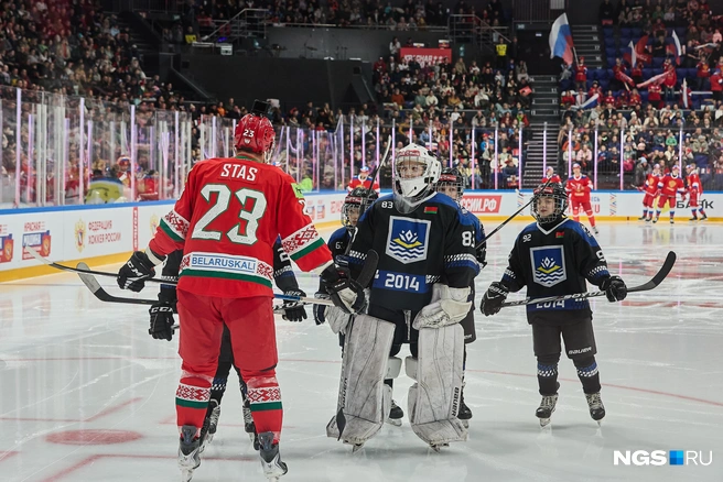 Белорусской детской сборной помогал Андрей Стась | Источник: Александр Ощепков / NGS.RU