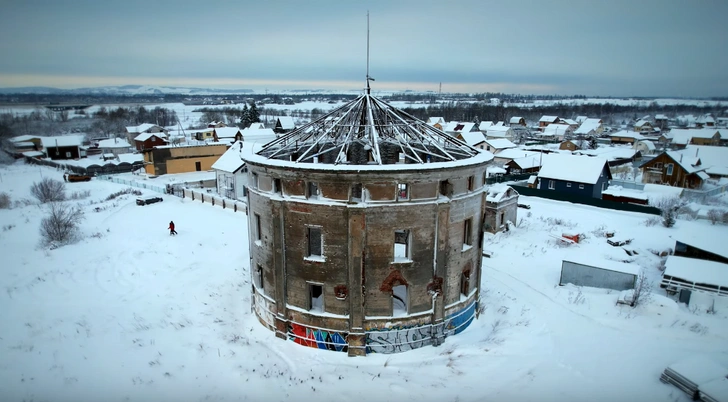 Из центра Санкт-Петербурга до башни можно добраться примерно за час | Источник: motomotya / YouTube