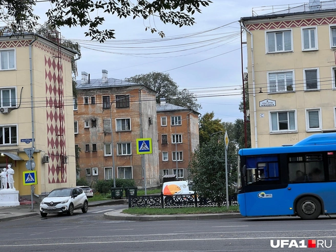 Комментатор говорил про этот район&nbsp;— но даже за красивым домом слева видны неухоженные, зато обратите внимание, как они выстроены в ряд | Источник: Андрей Бирюков / UFA1.RU
