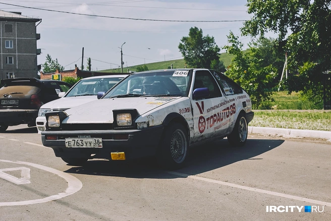 Toyota Sprinter Trueno задорно поглядывает на зрителей и других участников своими глазками-фарами | Источник: Даниил Конин / «ИрСити»