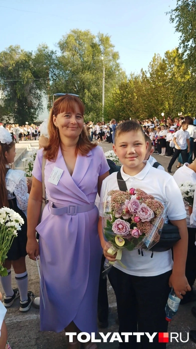 Петр Андрейченко, ученик 4 «А» школы № 4 Центрального района Тольятти, с учительницей Зинаидой Дубинкиной  | Источник: Ирина Светлова-Андрейченко