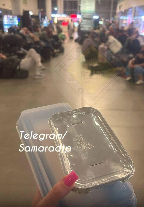 Авиакомпании начали выдавать застрявшим пассажирам питание | Источник: «Самара ДТП | samara.dtp.official» / T.me