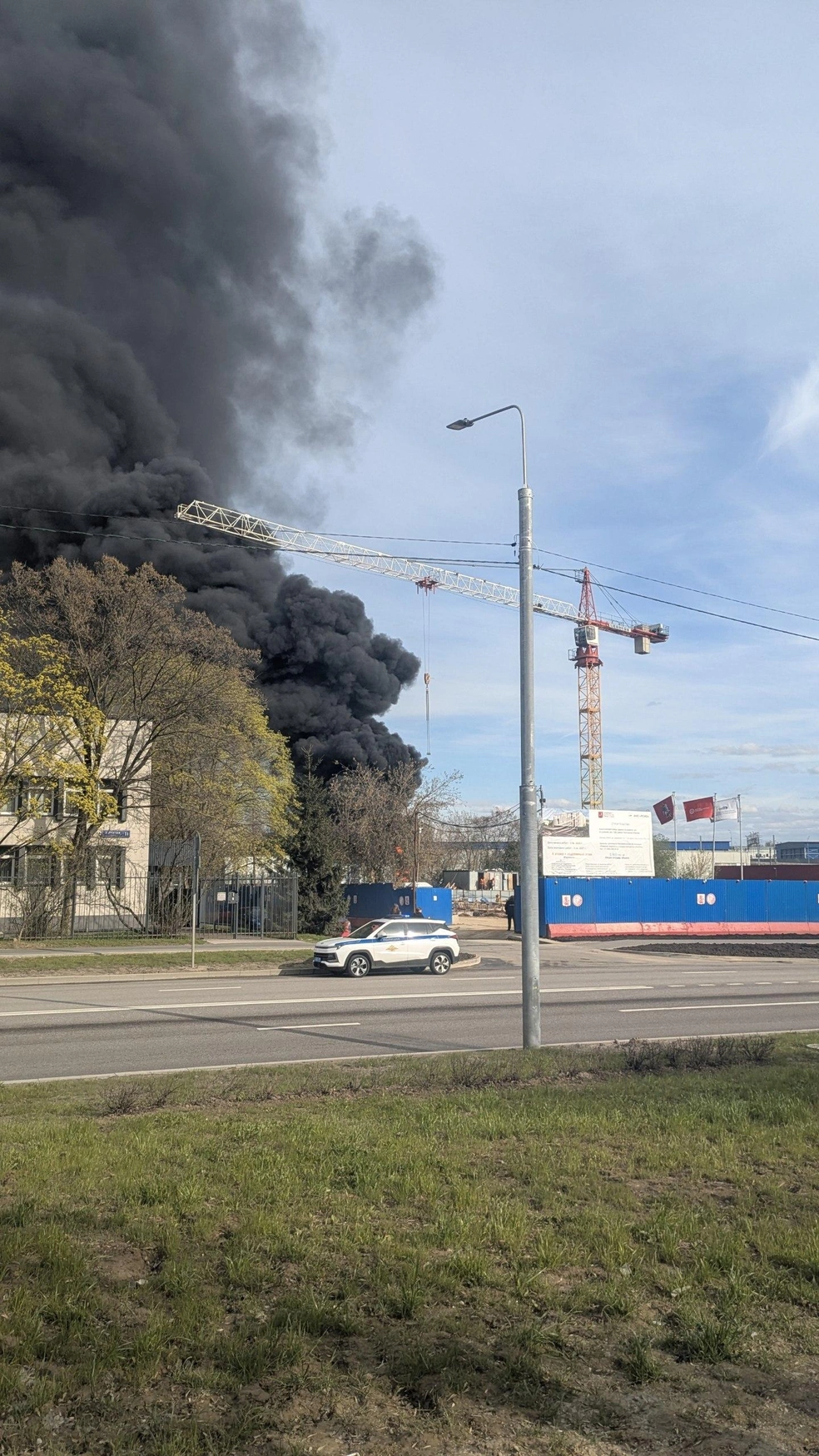 Возгорание произошло на стройке, куда стянулись экстренные службы | Источник: Чертаново / T.me