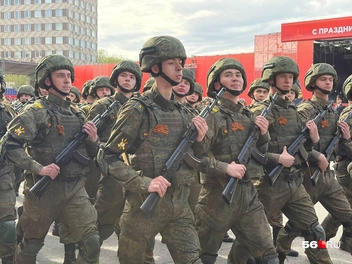 Кадровые военные тоже прошлись по площади Ленина | Источник: Николай Сальников / 56.RU