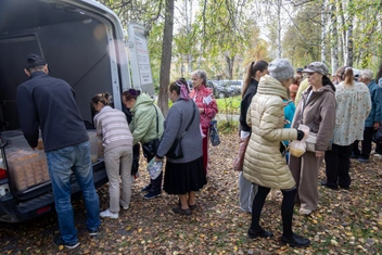 Бабушки и дедушки забирают свои обеды | Источник: Владислав Лоншаков / E1.RU