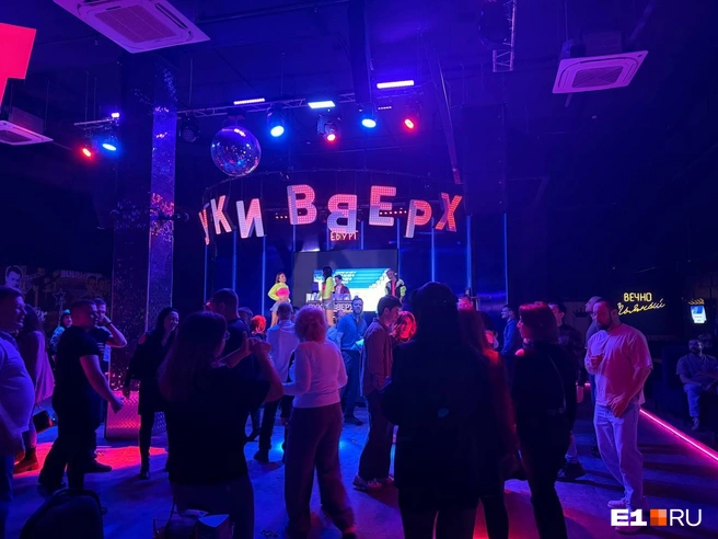 В основном здесь играют хиты девяностых | Источник: Дарья Костомина / E1.RU