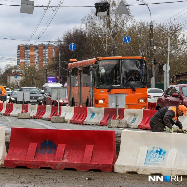 В потоке вынуждены ехать и автобусы | Источник: Наталья Бурухина / NN.RU