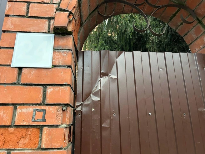 На воротах рехаба можно заметить вмятины от ударов | Источник: Римма Багдасарян / MSK1.RU