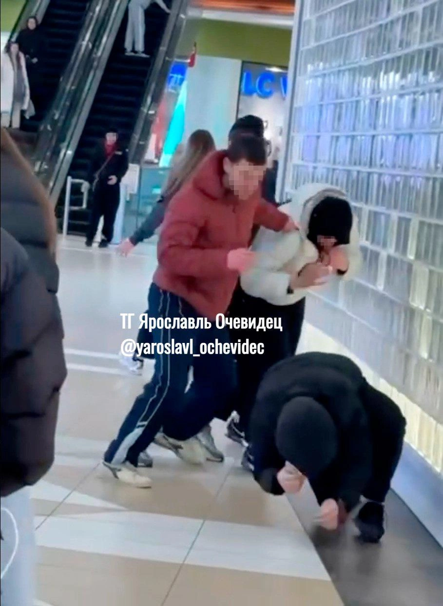 Одного юношу избивали на первом этаже ТРЦ | Источник: Ярославль Очевидец / Telegram