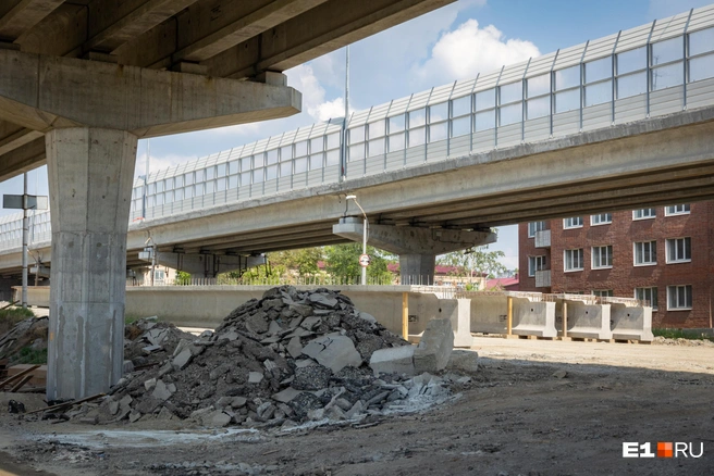 А здесь видны балки пролетного строения для нового моста | Источник: Владислав Лоншаков / E1.RU