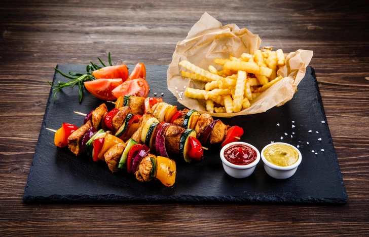 с чем нельзя сочетать шашлык, мясо для шашлыка, домашний шашлык | Источник: Jacek Chabraszewski/Shutterstock/Fotodom.ru