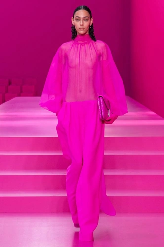 Главный цвет 2022 года — Valentino Pink PP, разработанный Пьерпаоло Пиччоли
