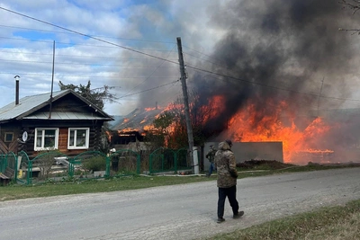 Пожар в Бисерти: огонь уничтожил два дома, три-четыре еще горят