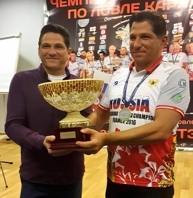 Братьям вручили кубок чемпионата  | Источник: Игорь и Олег Лихоносовы