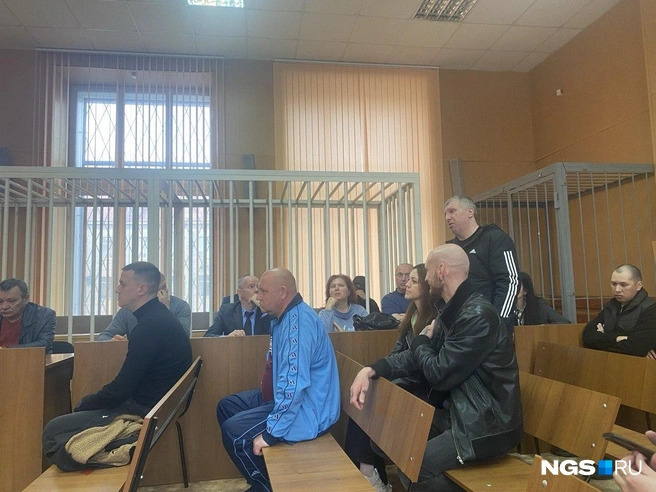 На скамье подсудимых вместо 13 теперь дюжина человек. Двое&nbsp;— Владислав Ценёв и Гегам Гегамян&nbsp;— находятся под стражей. Остальные&nbsp;— под подпиской о невыезде | Источник: Эмиль Фукс / NGS.RU