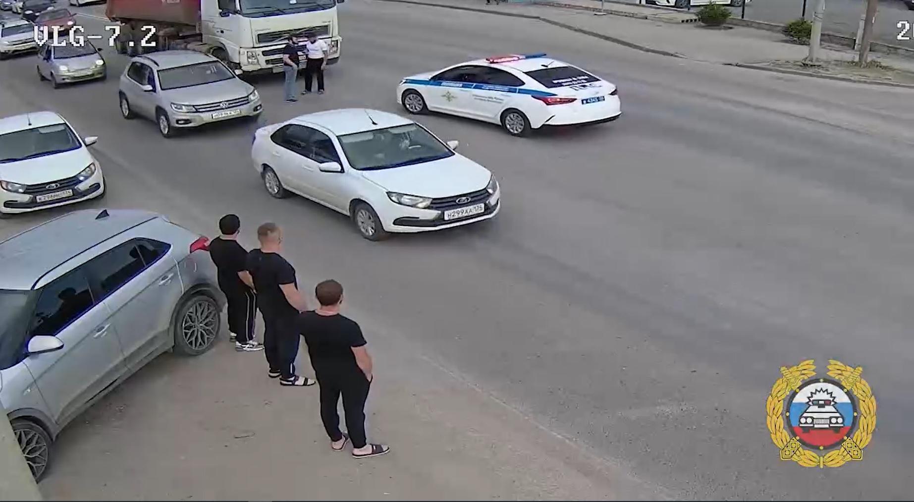 В Волгограде внезапно поставили ограждение на перекрестке, где женщина погибла под фурой