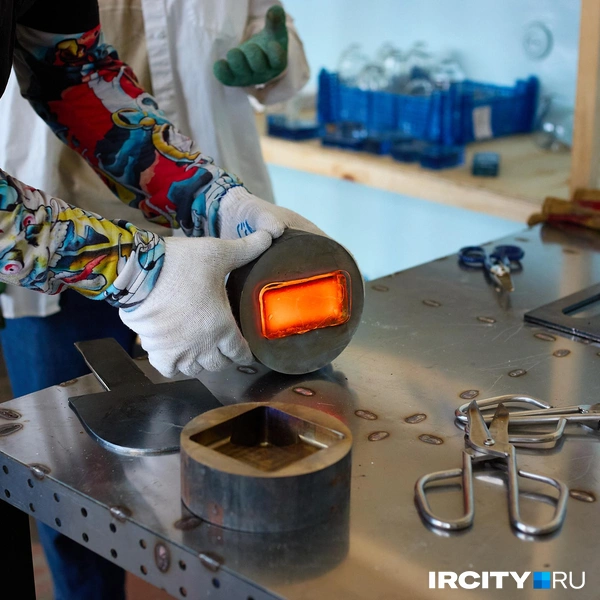 Раскаленной стеклянной форме можно придать практически любую форму | Источник: Даниил Конин / «ИрСити»